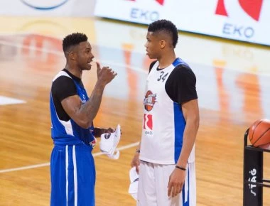 Οι μπασκετμπολίστες στηρίζουν Αντετοκούνμπο: «Η γραφή δεν μιλάει για μαύρους και άσπρους»